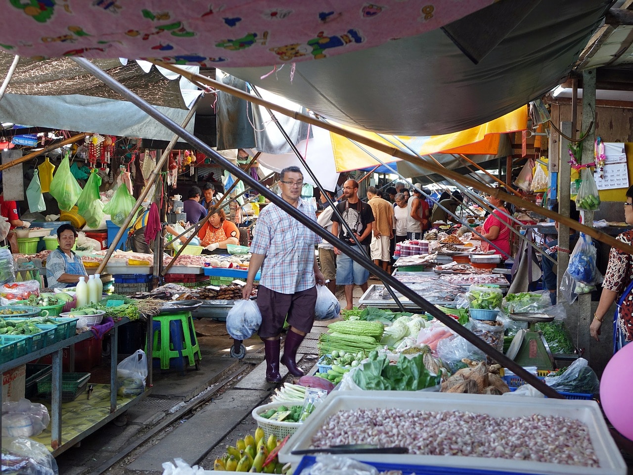 Mercato ferroviario maeklong bangkok